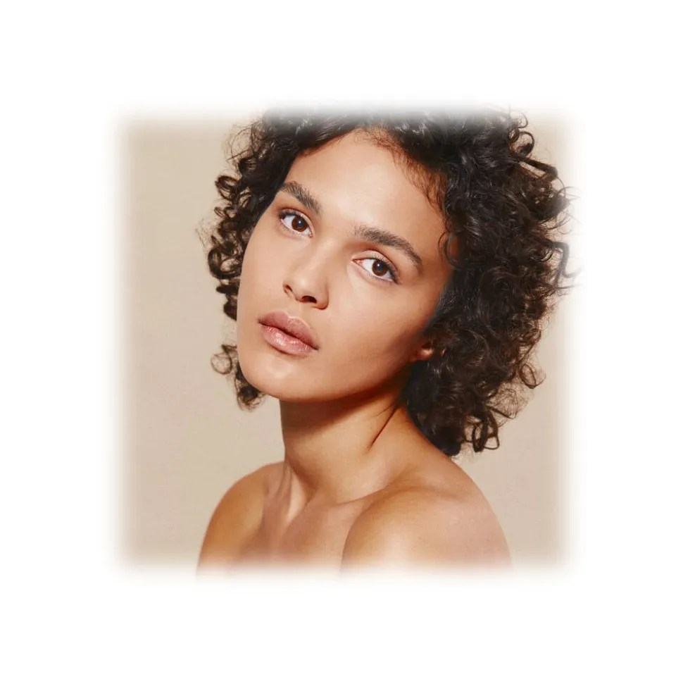 Giorgio Armani - Luminous Silk Foundation - Award Nominee Armani’s Iconic Lightweight Foundation - Luxury - Avvenice