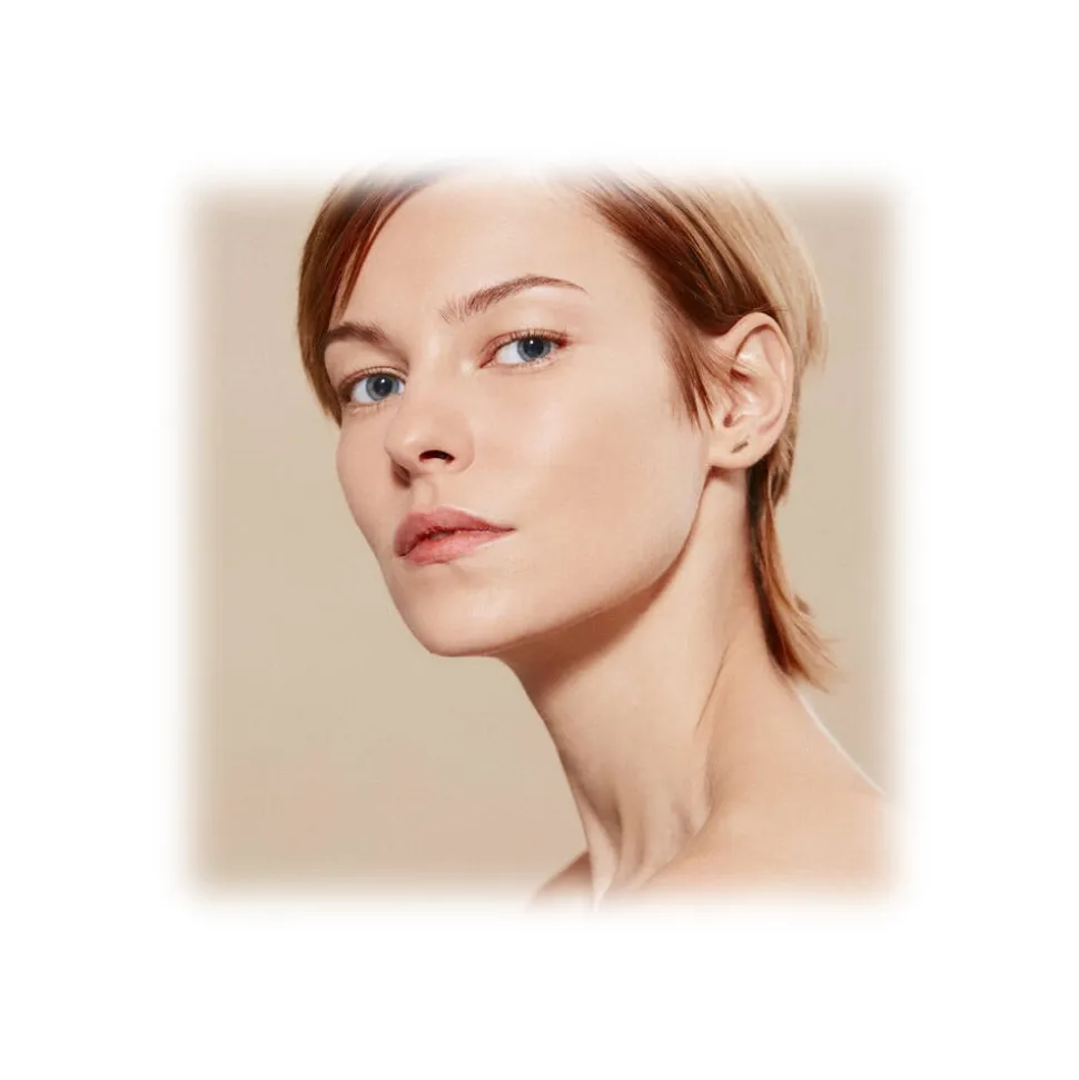 Giorgio Armani - Luminous Silk Foundation - Award Nominee Armani’s Iconic Lightweight Foundation - Luxury - Avvenice