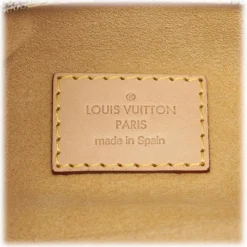 The Artsy MM features a damier azur canvas body, a rolled vachetta handle, an open top, and interior zip and slip pockets. - Avvenice