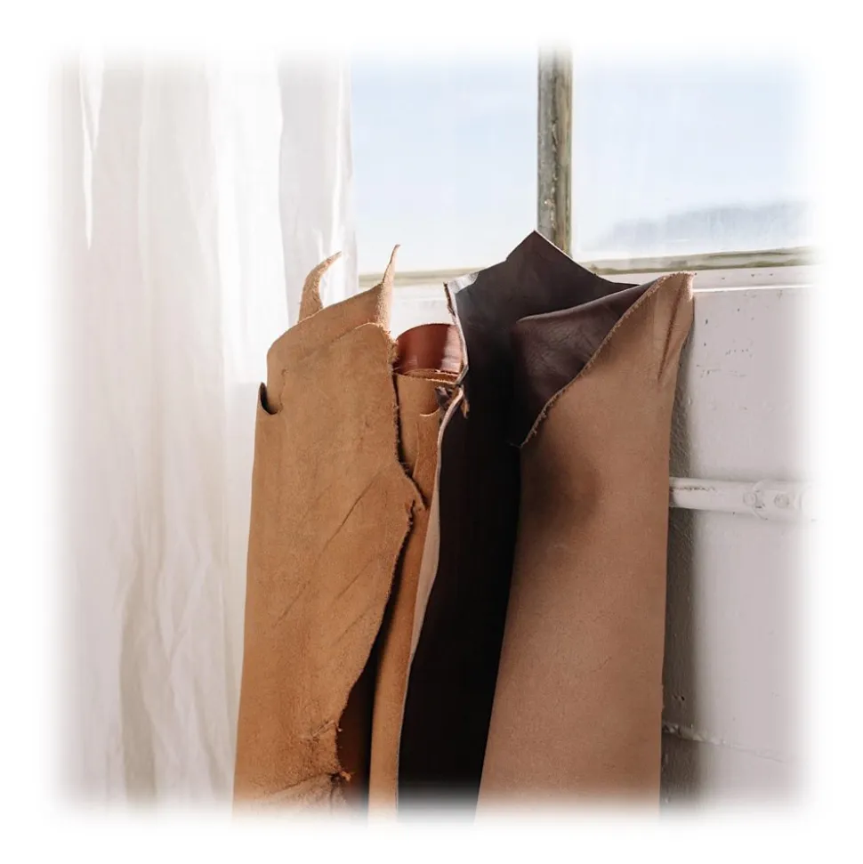 Woodcessories - AirCase - Premium AirPod Leather Necklace Eco Case - Black - QI Wireless Charging Technology - High Quality - Avvenice