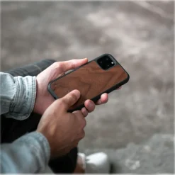 Woodcessories - Eco Bumper - Walnut Cover - Black - iPhone 11 Pro - Wooden Cover - Eco Case - Bumper Collection - Avvenice