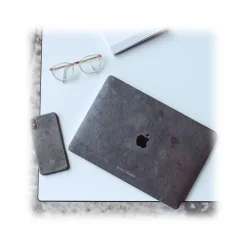 Woodcessories - Real Stone MacBook Cover - Volcano Black - MacBook 13 Pro / Pro Touchbar - Eco Skin Stone - Apple Logo - Avvenice