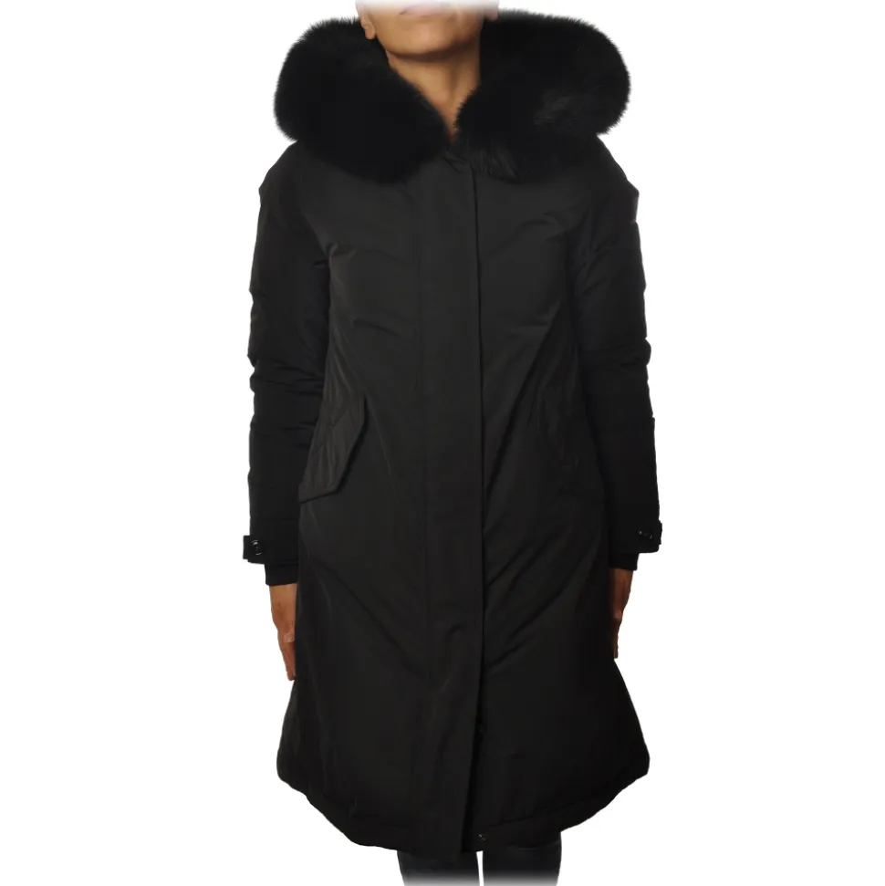 Woolrich - Fitted Down Jacket in Shiny Material and Hood - Black - Jacket - Luxury Exclusive Collection - Avvenice